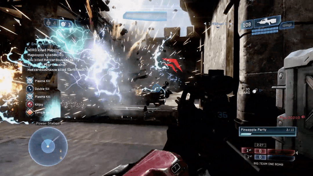 Two spartans facing off with Battle Rifles in Halo 2 multiplayer.